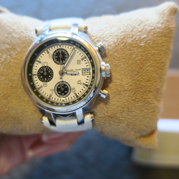 Michael Kors Chronograph Watch - Picture 4 of 9